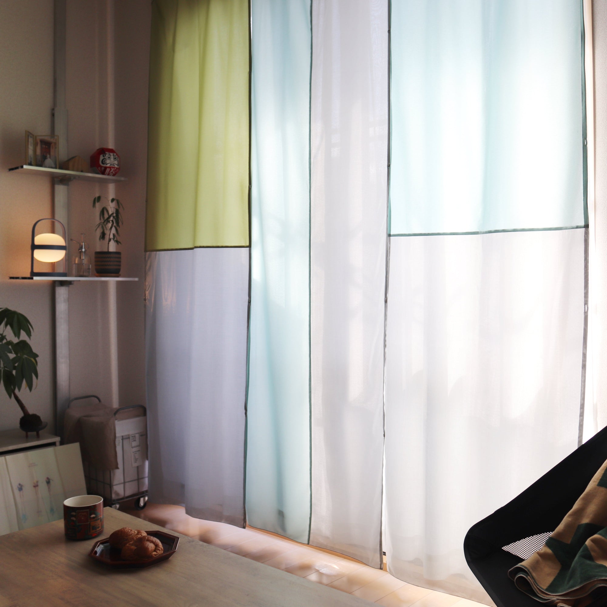 One Fit Cloth「つなぐ」シリーズの使用事例<br>自由なカーテンが空間同士をやさしく繋げてくれる