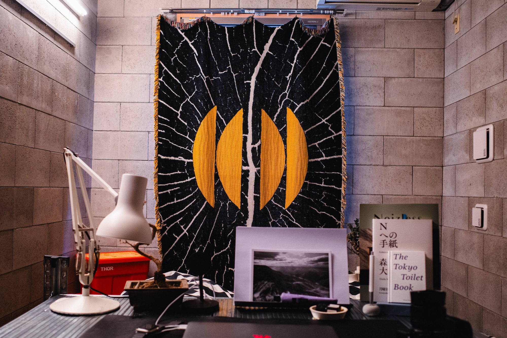 アートなブランケットをカーテンの代わりに取り付けたら、監獄みたいな部屋がお気に入りになった。