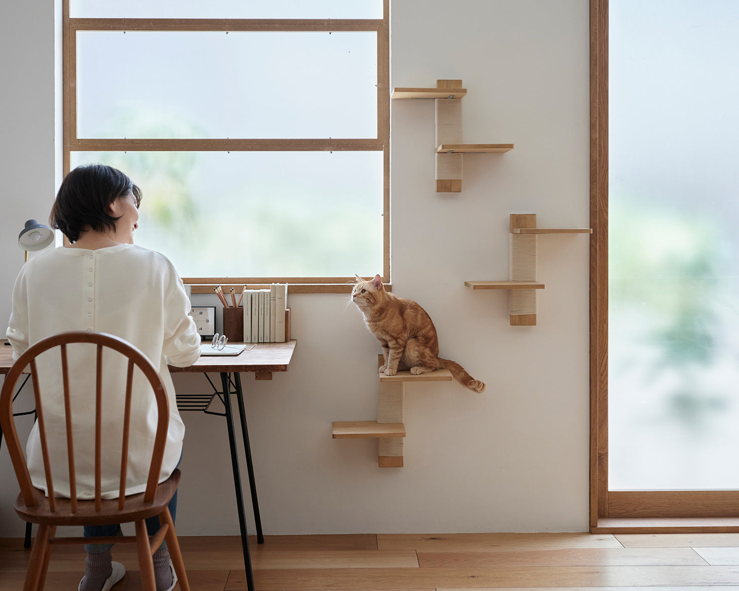 浮かせる家具ブラケットを使ってキャットステップを作る