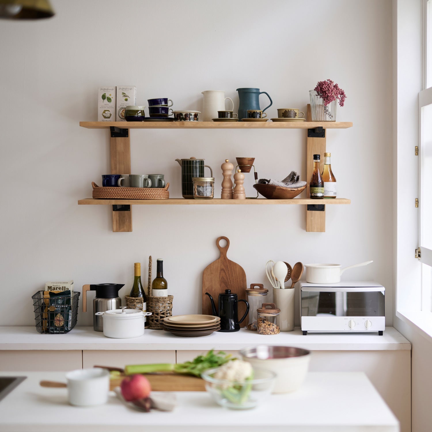 浮かせる家具ブラケットを使ってキッチンラックを作る