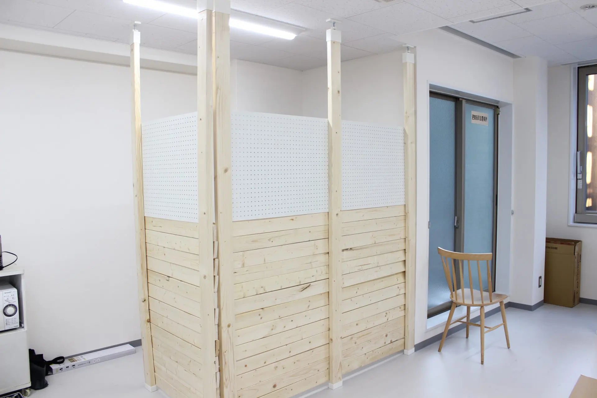 1×4木材と有効ボードで目隠しする、オフィスパーテーションのDIYレシピ