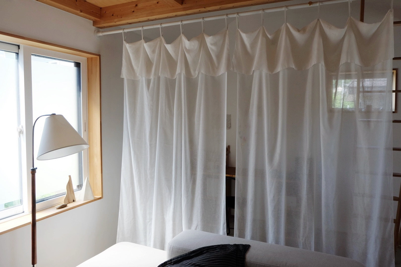 空間と家族を、ゆるやかに区切り、繋げる。DRAW A LINEとieno textileのカーテン