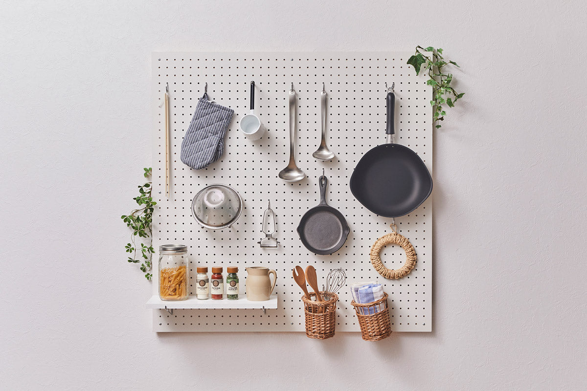 柱を立てずに有孔ボード(パンチングボード)を壁面に取り付ける方法。ナゲシレールブラケットを使ったDIY!