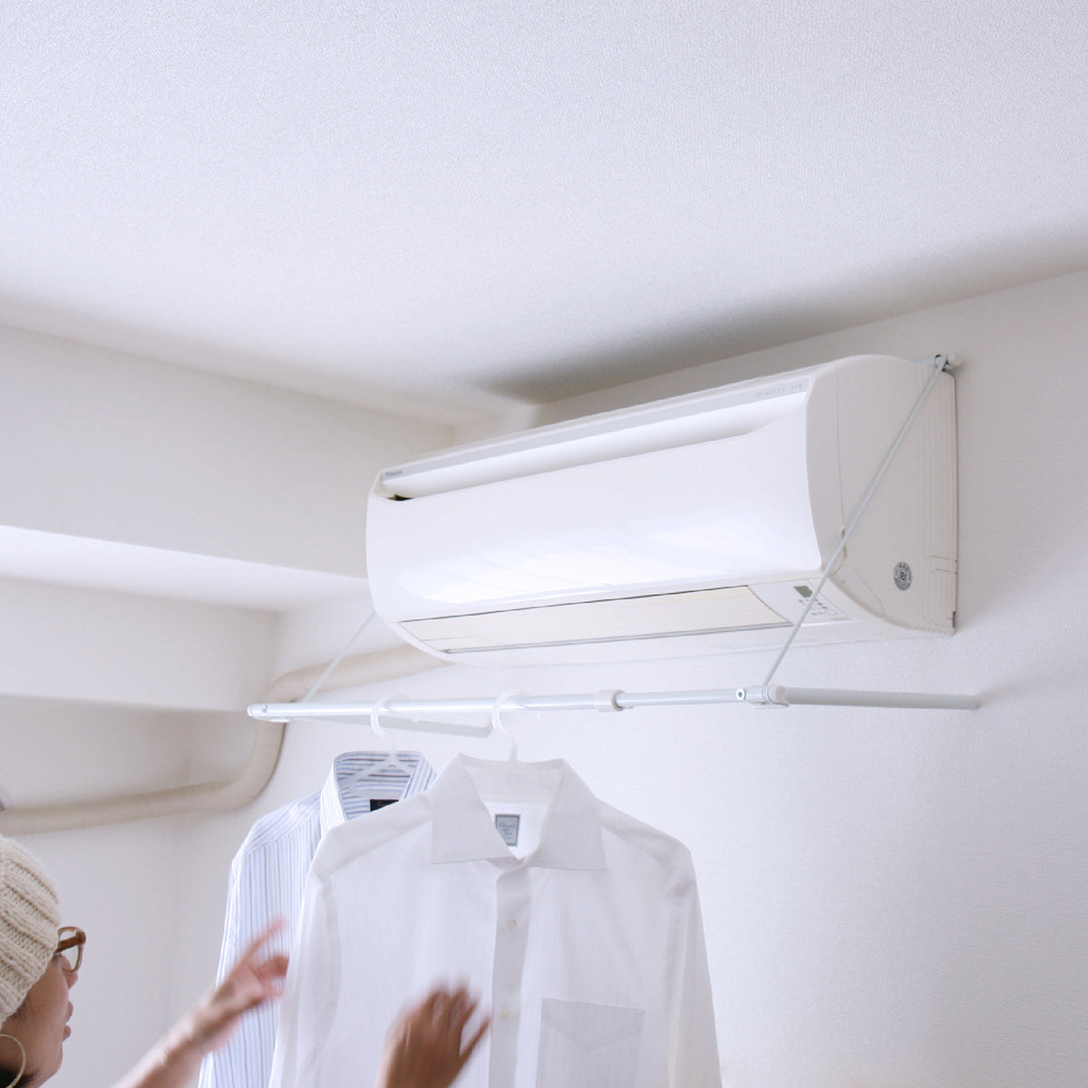 伸縮式エアコンハンガー ホワイト 幅80~109cm 耐荷重5kg ACH-2