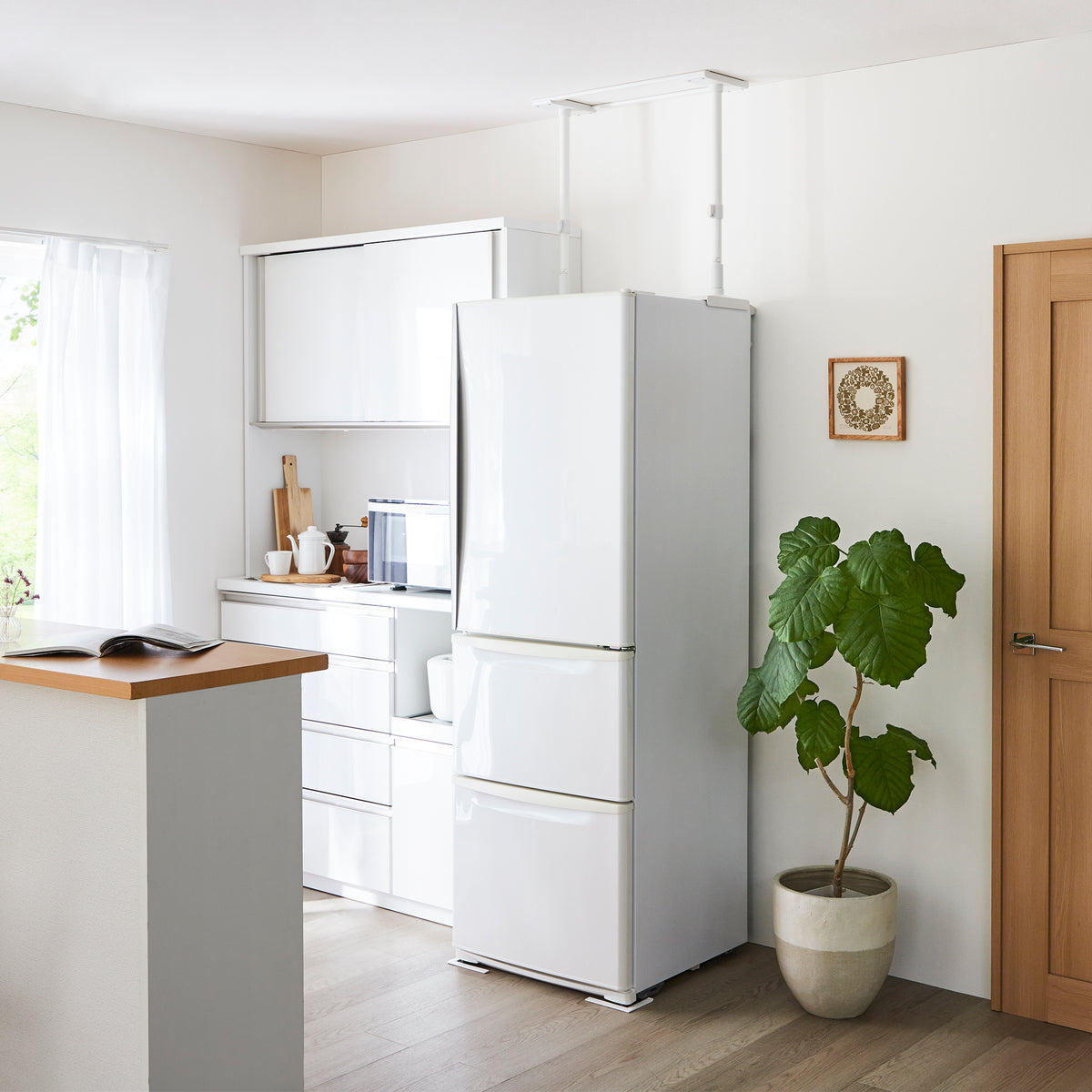 冷蔵庫転倒防止突っ張り棒 マットホワイト 冷蔵庫幅60cm用 取付高さ50~75cm FEQ-605WH