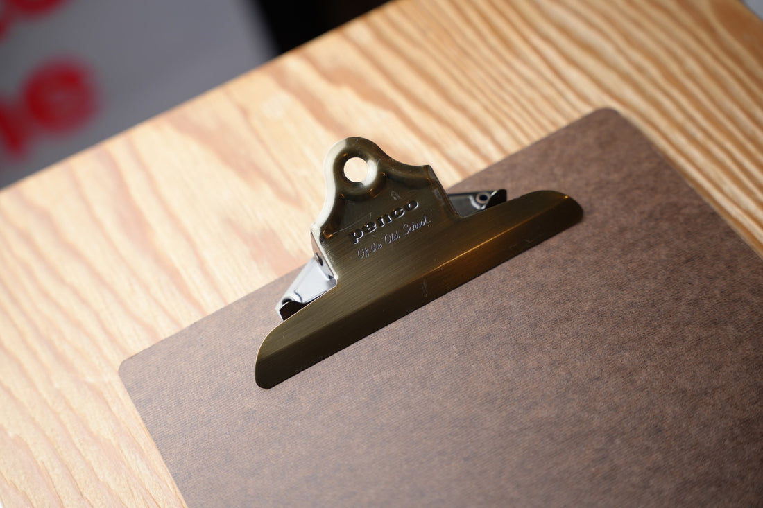 紙がゼロにならない私達のくらしの定番品。PENCOR CLIP BOARD A4の話｜平安伸銅工業オンラインショップ