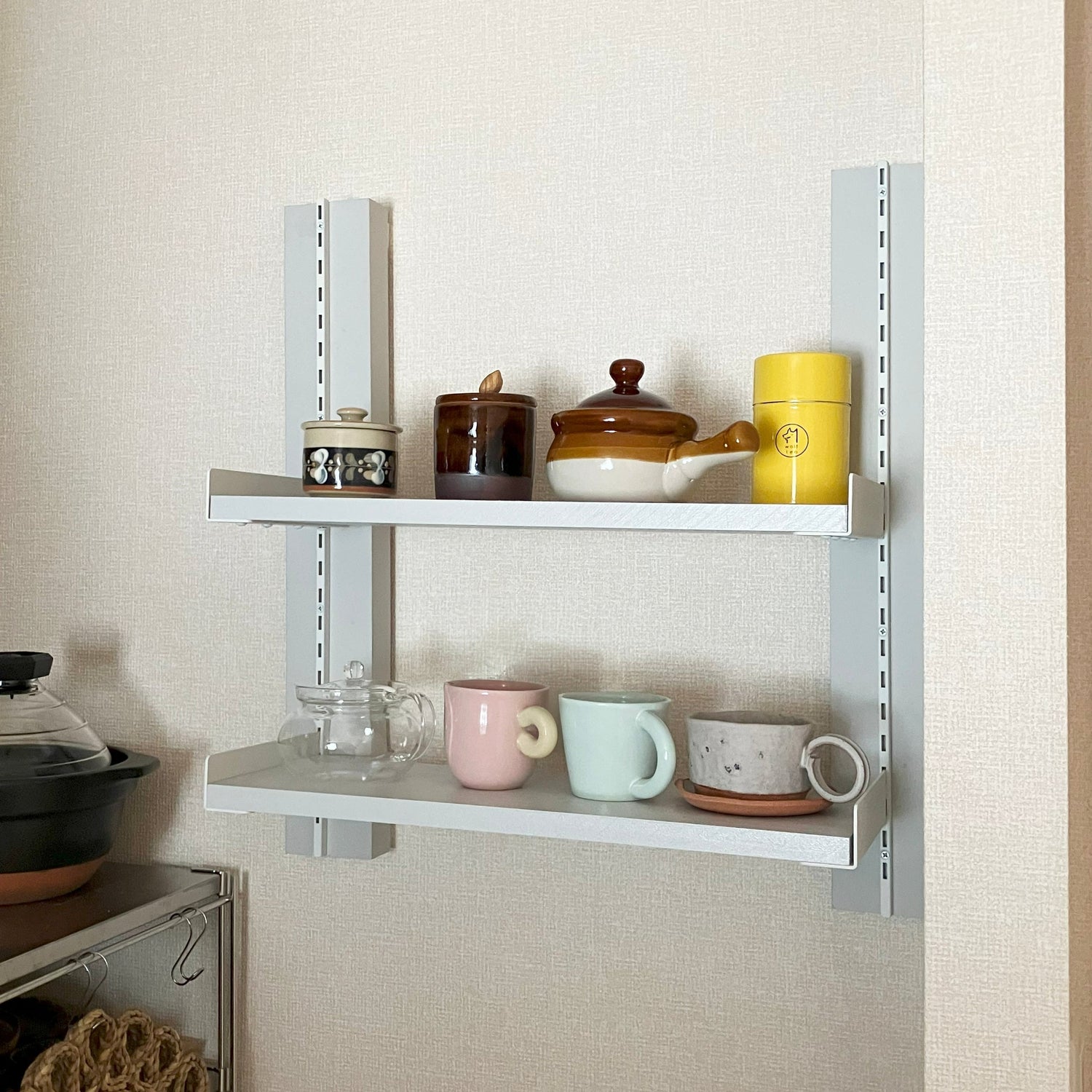 サイズが選べる壁面キッチンラックの使用事例<br>お気に入りの器を“見せる収納”に。