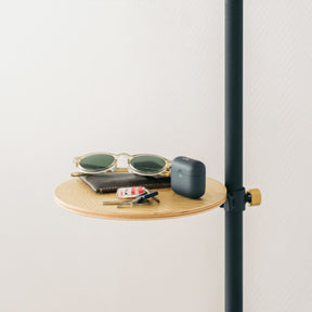 TABLE Aにメガネや鍵などの小物が載せられる
