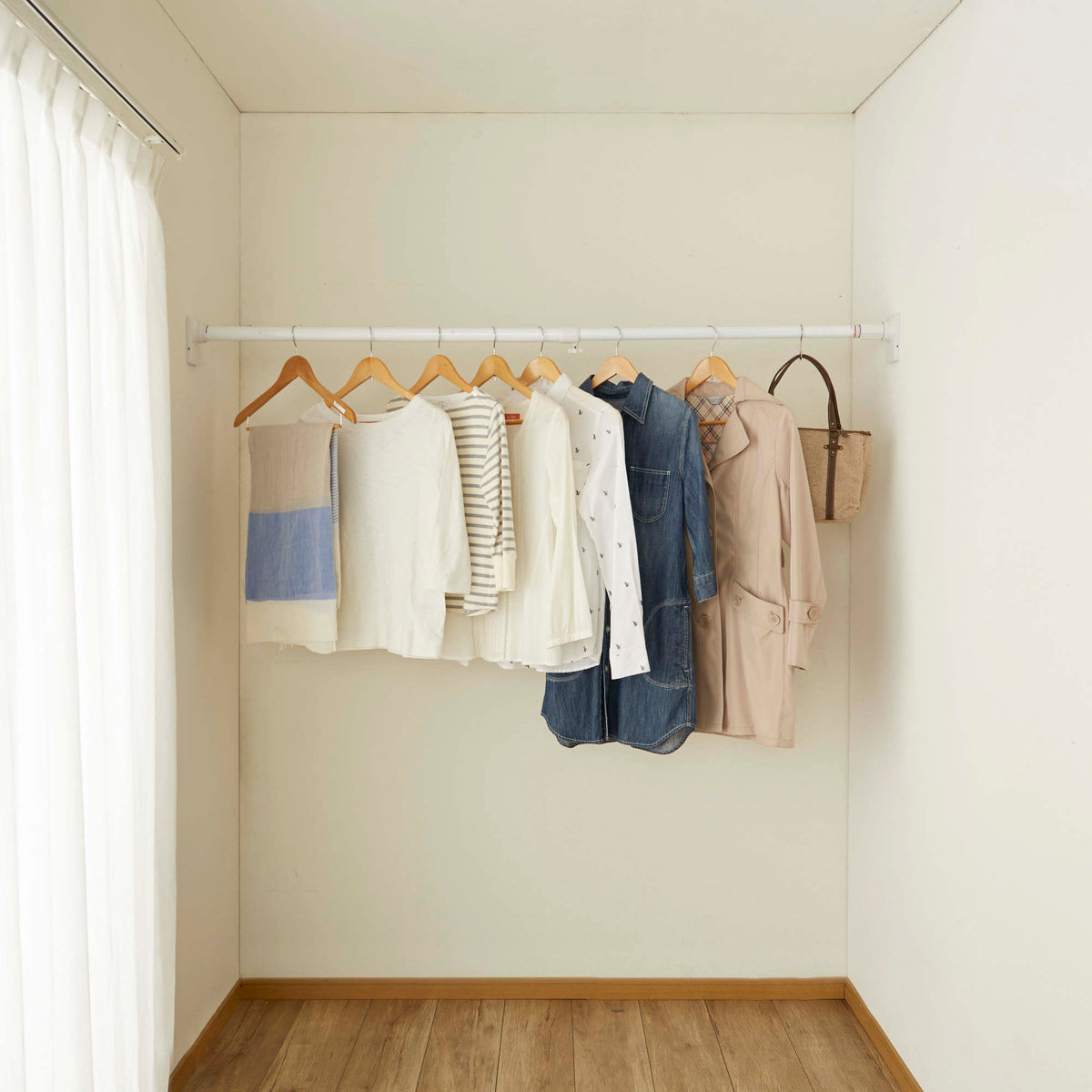 突っ張り棒 強力極太 簡単取付 M ホワイト 耐荷重65〜25kg 幅110〜180cm OGP-110