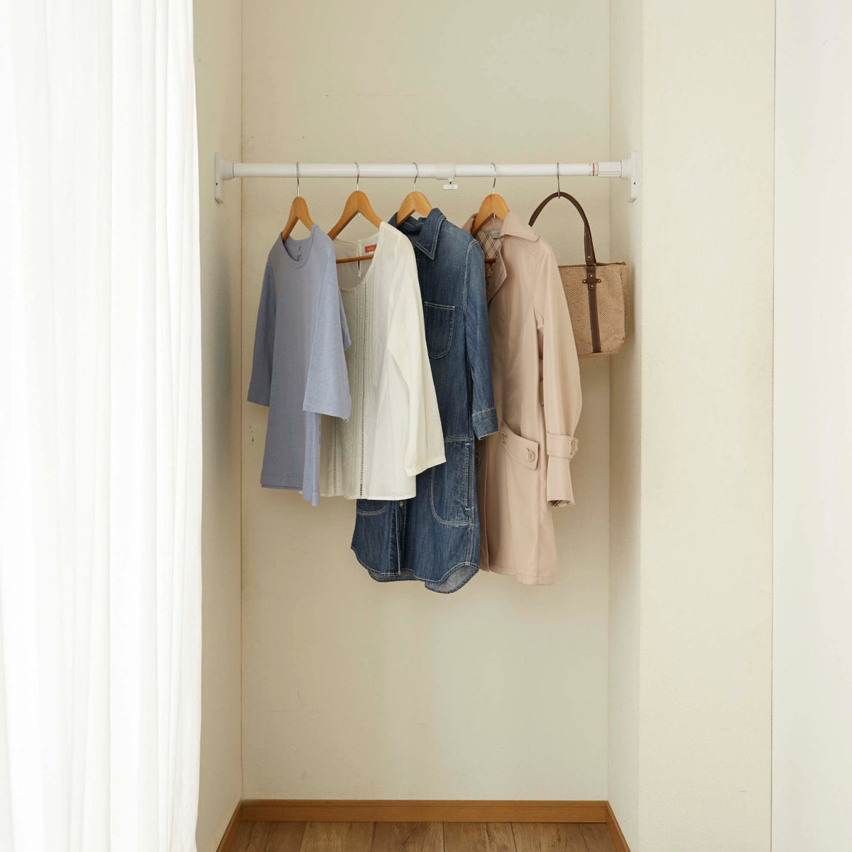 突っ張り棒 強力極太 簡単取付 S ホワイト 耐荷重70〜40kg 幅72〜110cm OGP-72